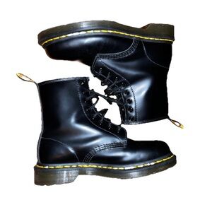 Dr. Martens Black Leather Lace-Up Combat Boots Women Size 7 EUC Punk Grunge Emo